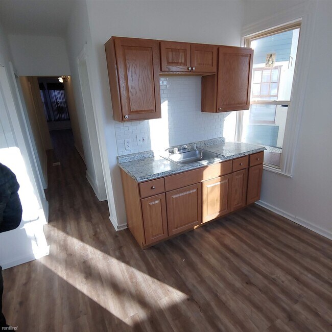 Building Photo - 574 Howard Ave