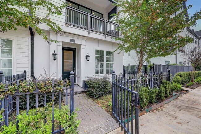 Foto del edificio - 3319 Timbergrove Oaks St