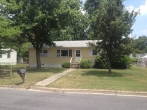 Building Photo - 515 York Ave