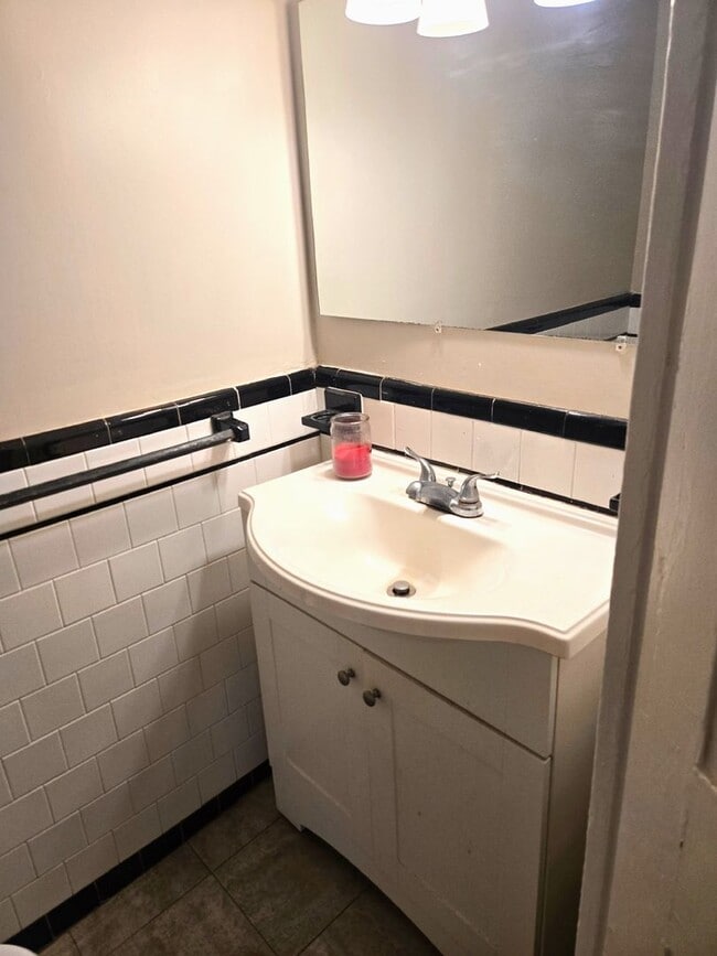 Building Photo - 363 Waterman Ave