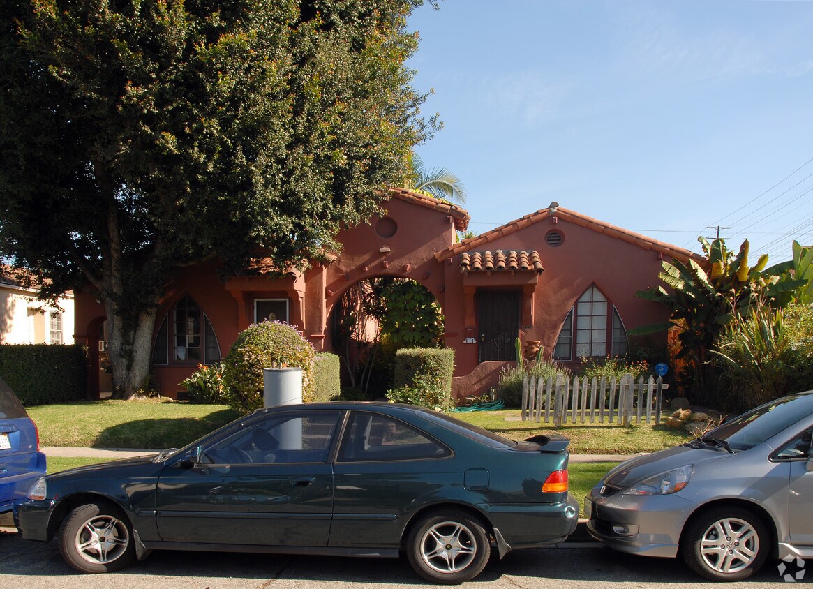 Primary Photo - 806 N Fuller Ave