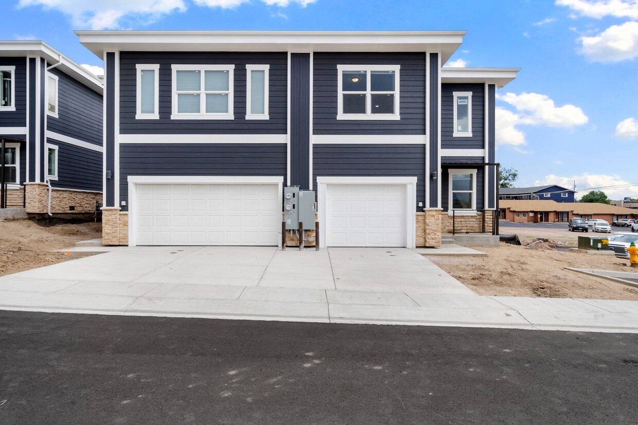 Foto principal - Brand new 3 bed 2.5 bath townhome $500 mov...