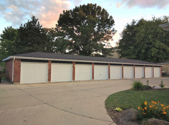 Building Photo - 2099 Vernon Dr