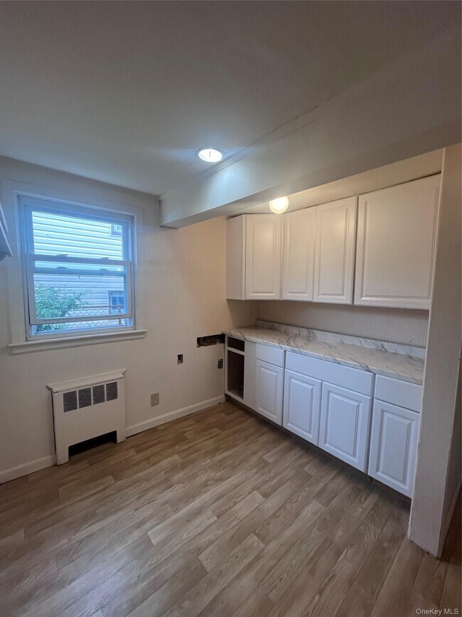 Building Photo - 348 E Beech St