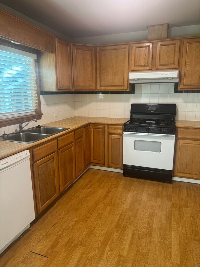 Foto del edificio - 5 BED 1 FULL & 2 HALF BATH HOME IN THE ENT...