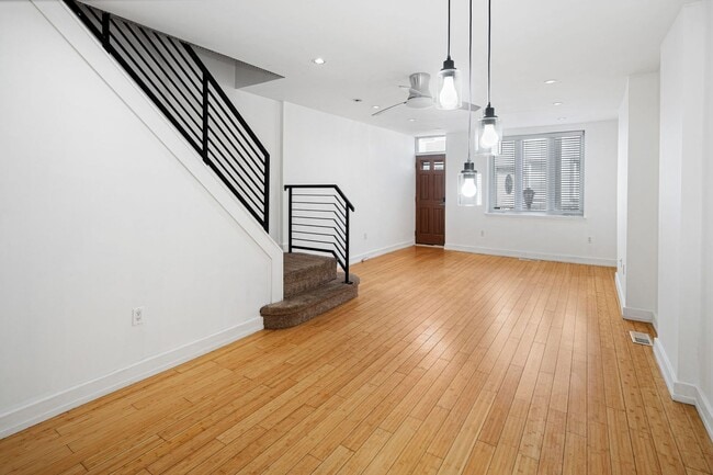 Building Photo - 3 Bedroom Rowhouse For Rent - New Bold