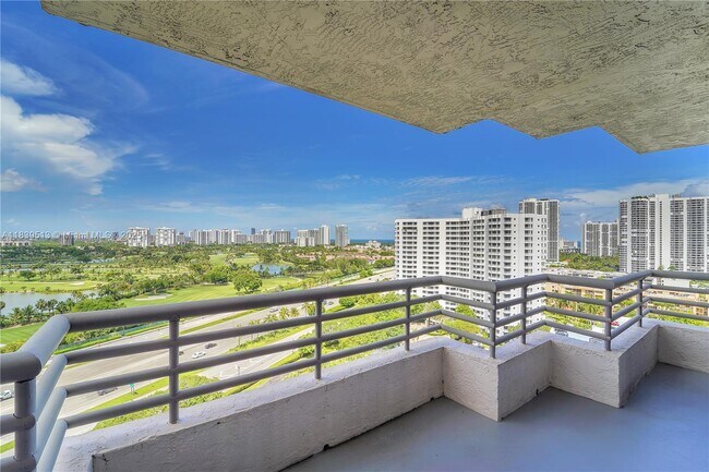 Foto del edificio - 3300 NE 191st St