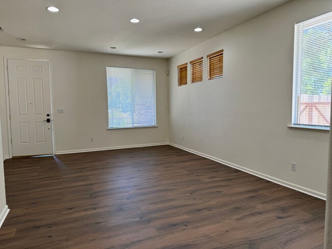 Building Photo - Roseville home close to shopping & area park