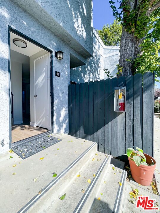 Foto del edificio - 9939 Topanga Canyon Blvd