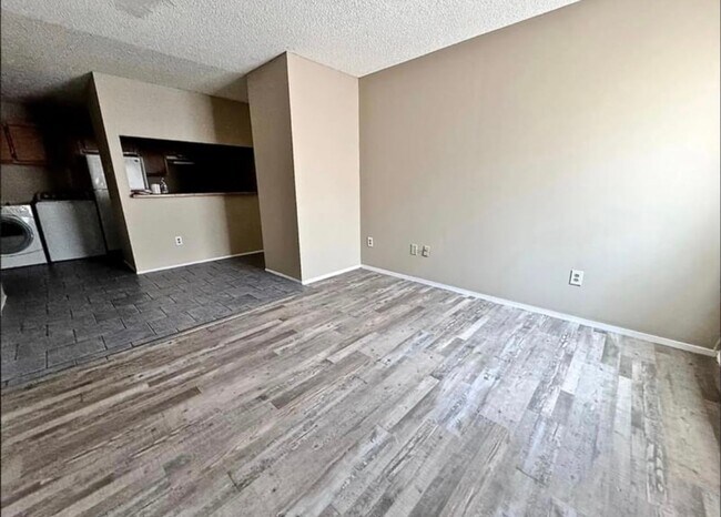 Building Photo - 922 W Oak Ave