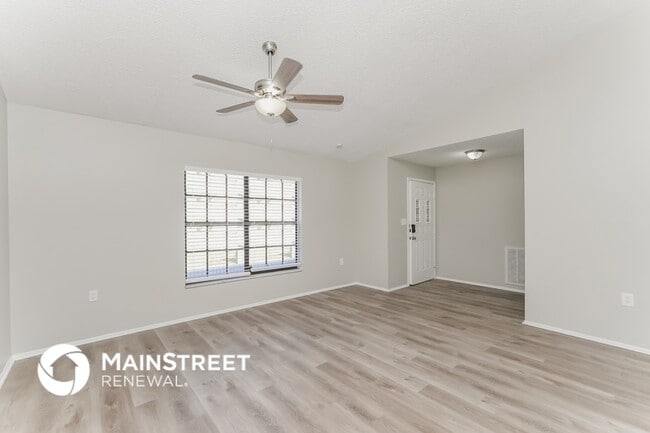 Foto del edificio - 8055 Wooden Dr