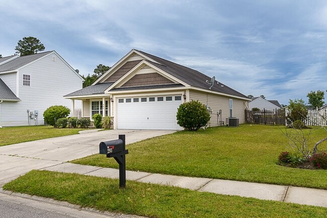 Building Photo - Three Bedroom House with Gated Backyard