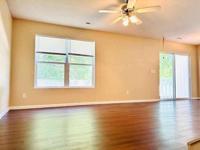 Foto del edificio - Fresh Updated Interior, Close to Fort Riley