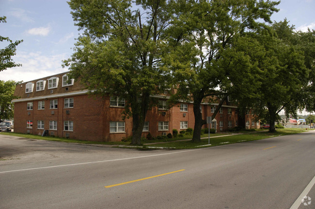 321 W Old Indian Trl, Aurora, IL 60506 Apartments - Aurora, IL