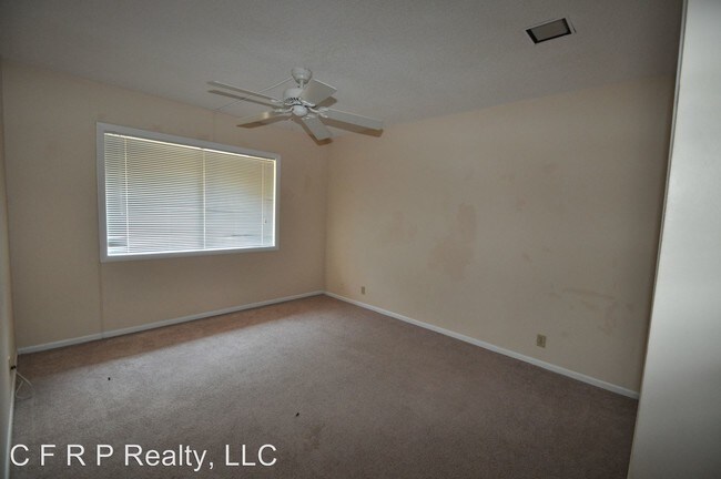 Building Photo - 233 Crown Oaks Way