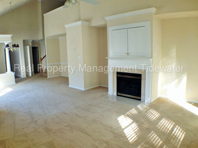 Foto del edificio - GORGEOUS END-UNIT W/ OPEN FLOOR PLAN!