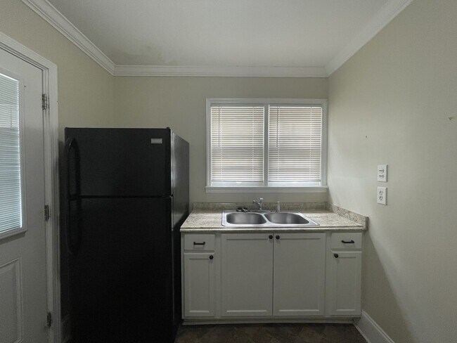 Building Photo - Downstairs One Bedroom with a View - Water...