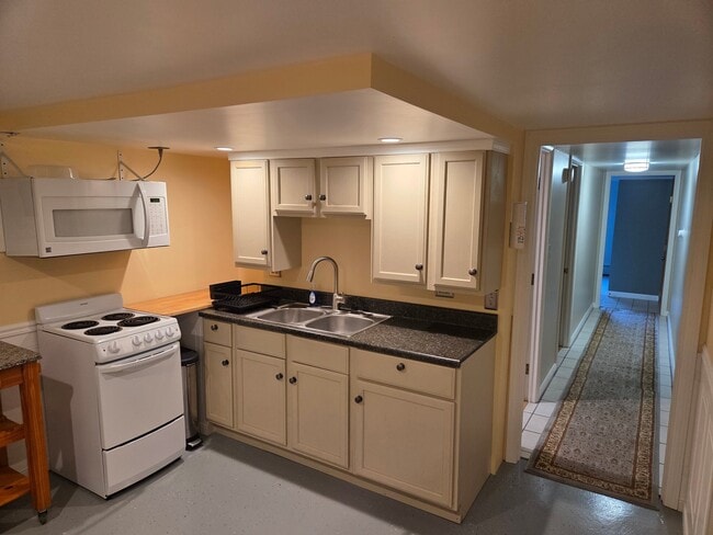Building Photo - 11 Hoitt Dr