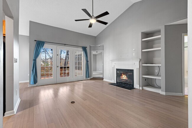 Foto del edificio - End-unit 3 Bedroom Townhome in Woodcroft!