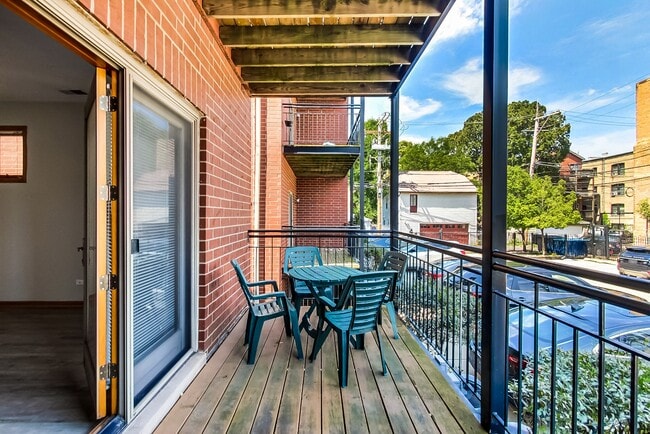 Building Photo - Stunning Wicker Park 3 Bed - Available August 1st