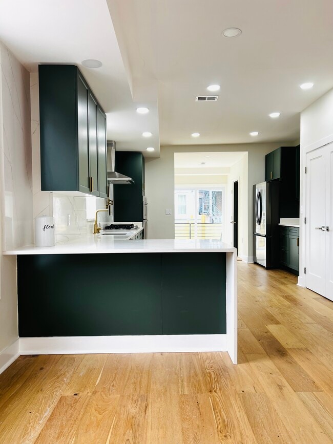 Building Photo - 116 Thomas St NW