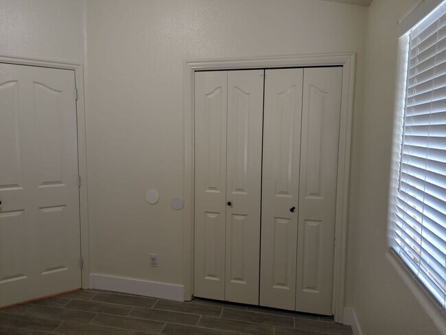 Building Photo - Centrally Located 3 Bedroom Condo. Small D...