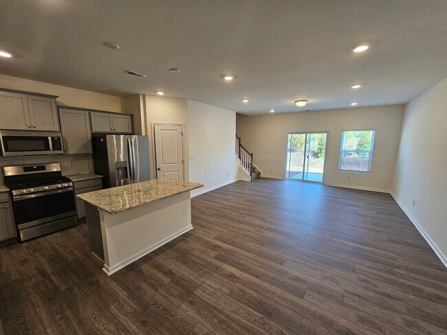 Building Photo - Like New townhome in Monroe!