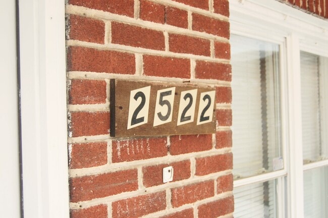Building Photo - 2522 Barclay St