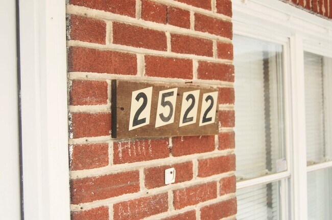 Foto del edificio - 2522 Barclay St