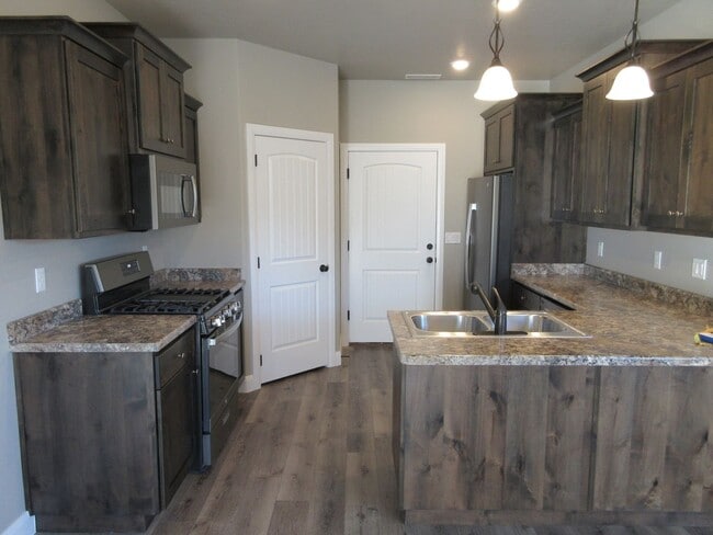 Building Photo - 3 Bed 2.5 Bath - Newer Town home living in the heart of Cedar City!