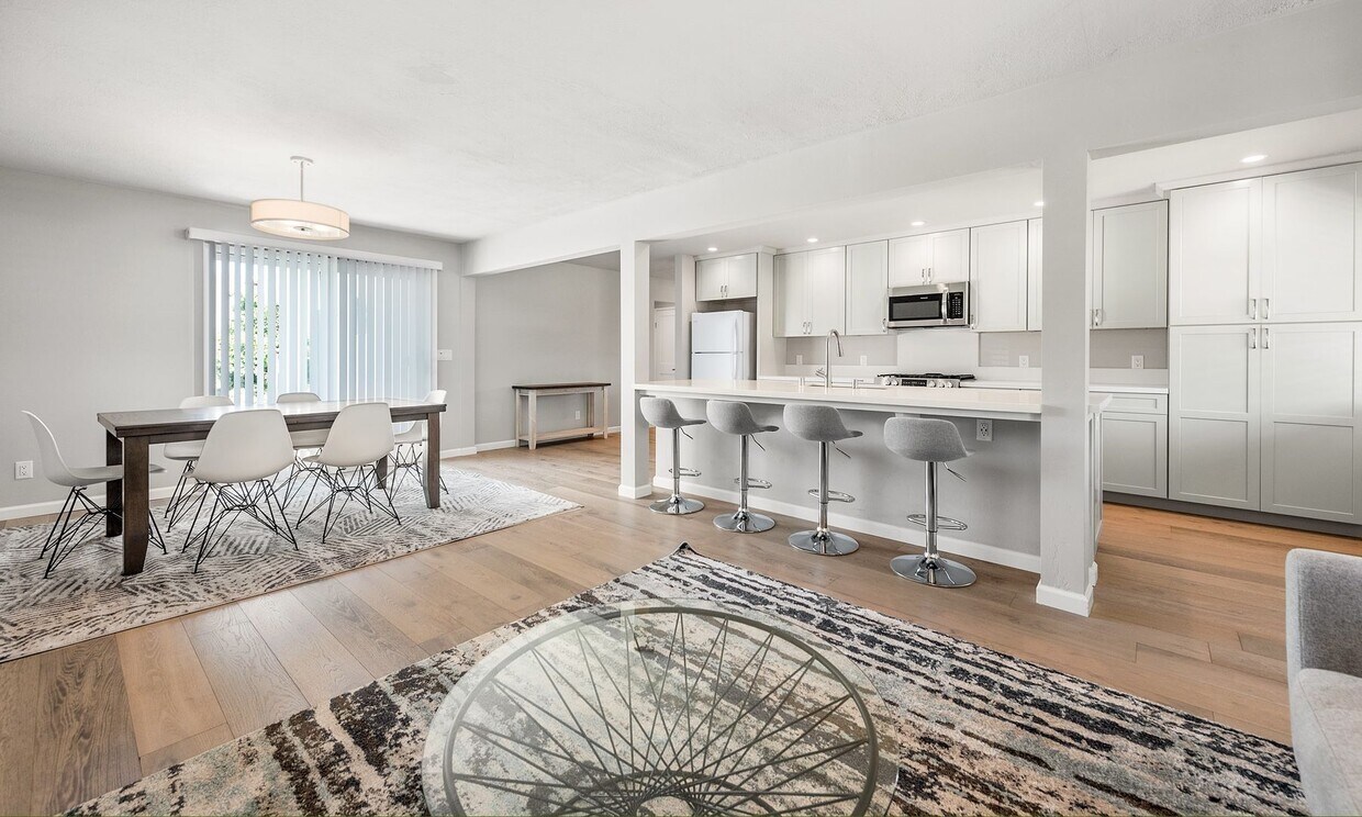 Foto principal - Spacious 3 BD / 2 BA Home with Beautifully...