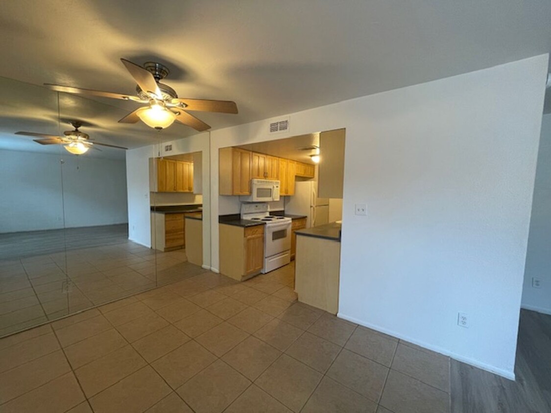 Foto principal - 2 bdrm 1.5 bath. South Scottsdale (McDowel...