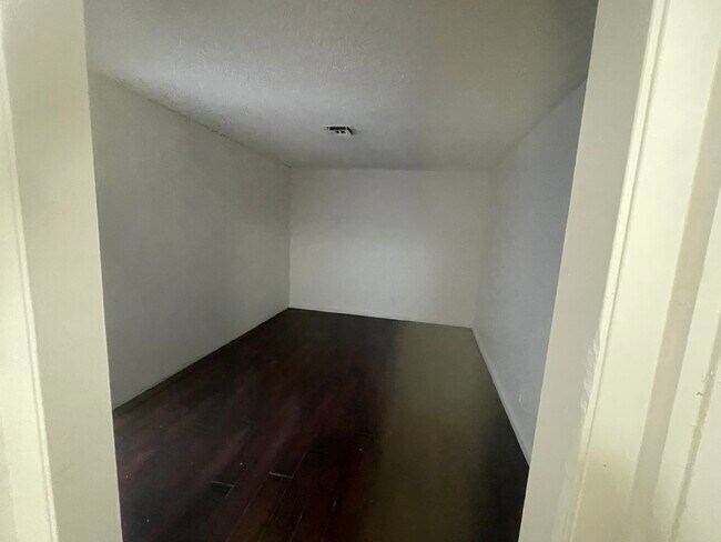 Room 1 - 3980 Palos Verdes St