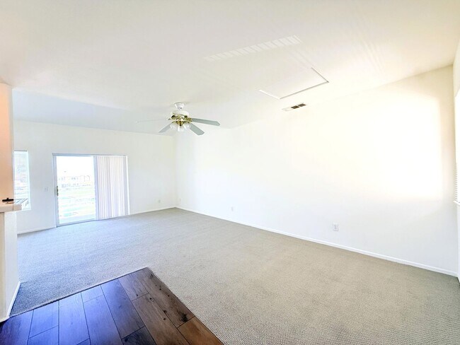 Building Photo - AVAILABLE NOW!!! 1 Bed / 1 Bath Upstairs C...