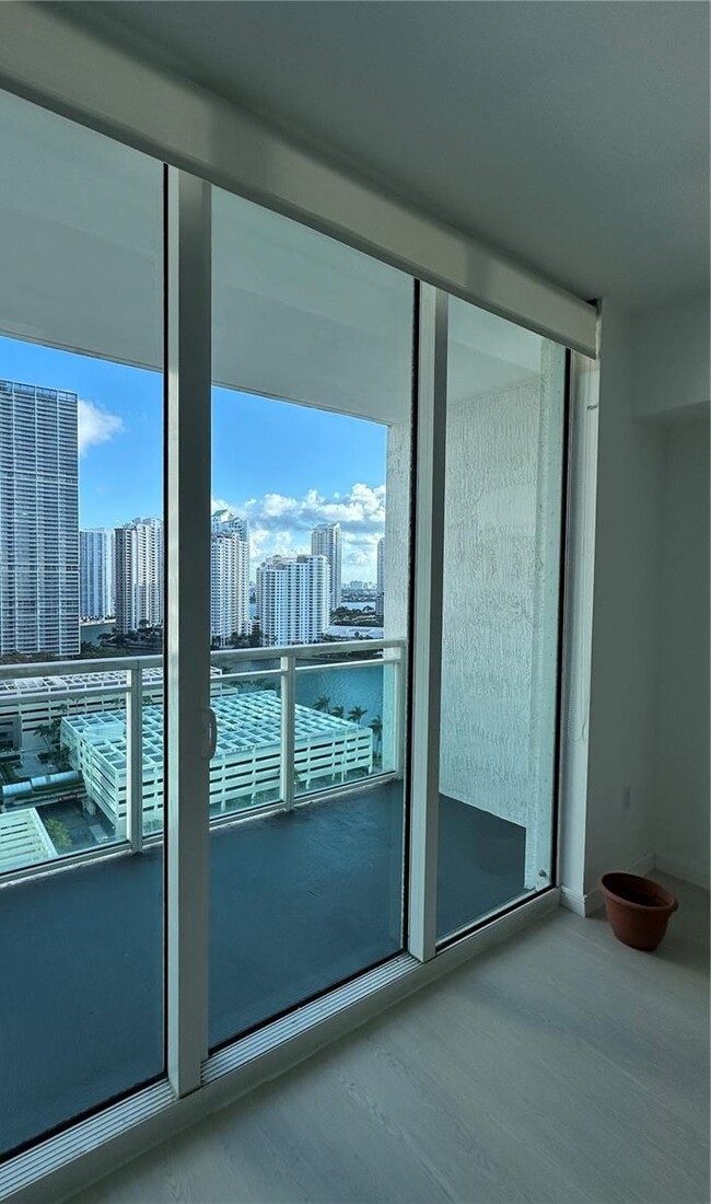 Foto del edificio - 950 Brickell Bay Dr