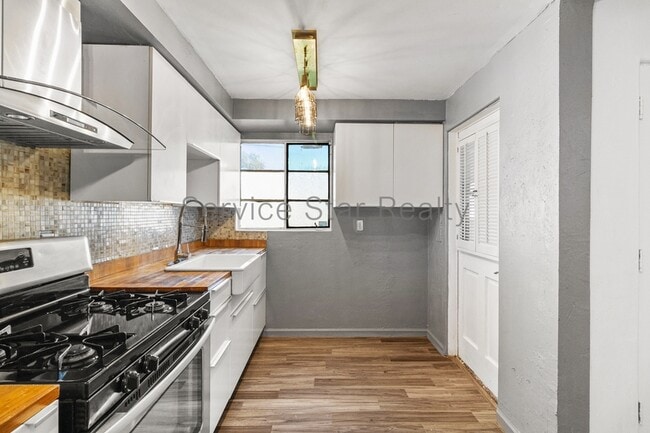 Building Photo - 2941 N 19th Ave