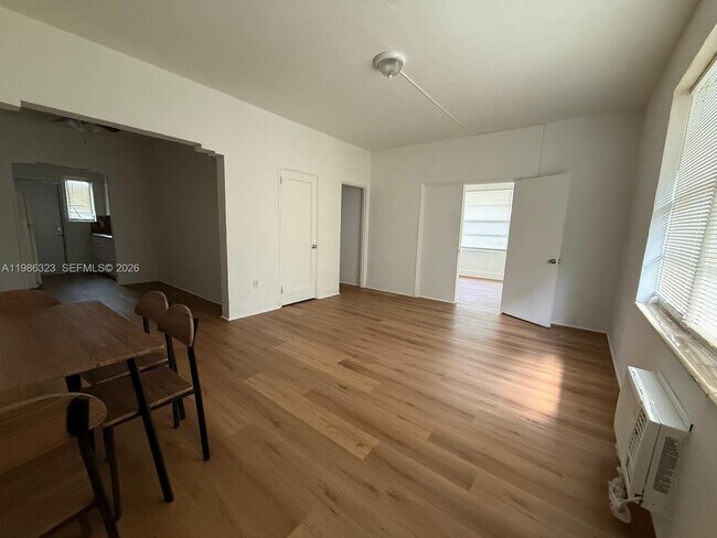 Foto del edificio - 6830 Harding Ave