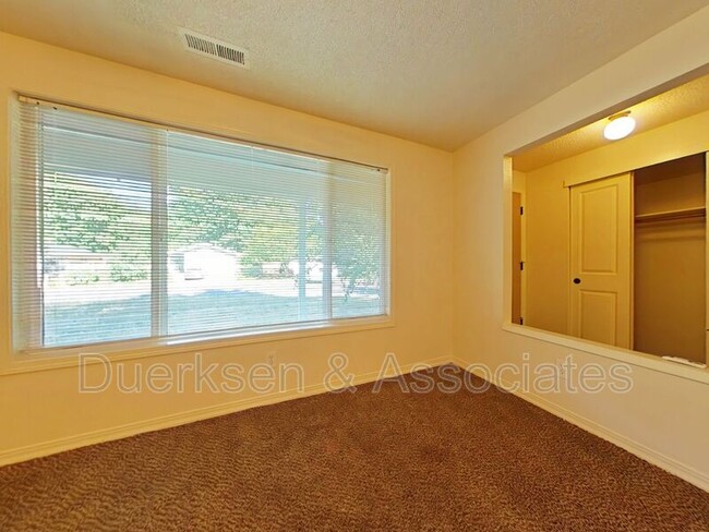 Foto del edificio - 860 SE Lilly Ave