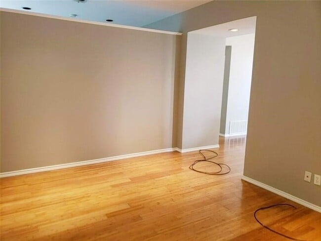 Building Photo - 2002 N Fitzhugh Ave