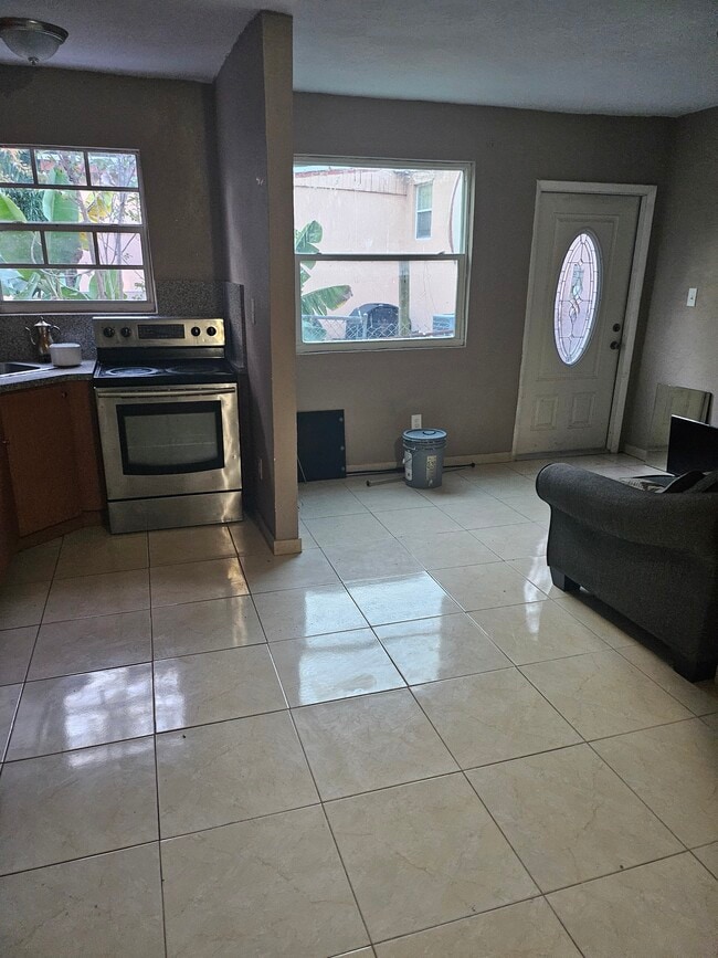 Foto del edificio - 826 NW 75th St