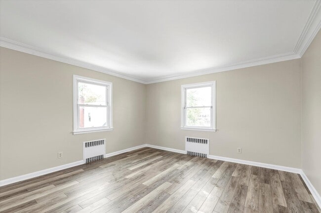 Building Photo - 260 Roslyn Rd