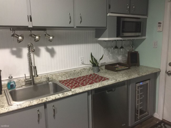 Building Photo - 3 br, 1 bath House - 21 Burbank BLVD
