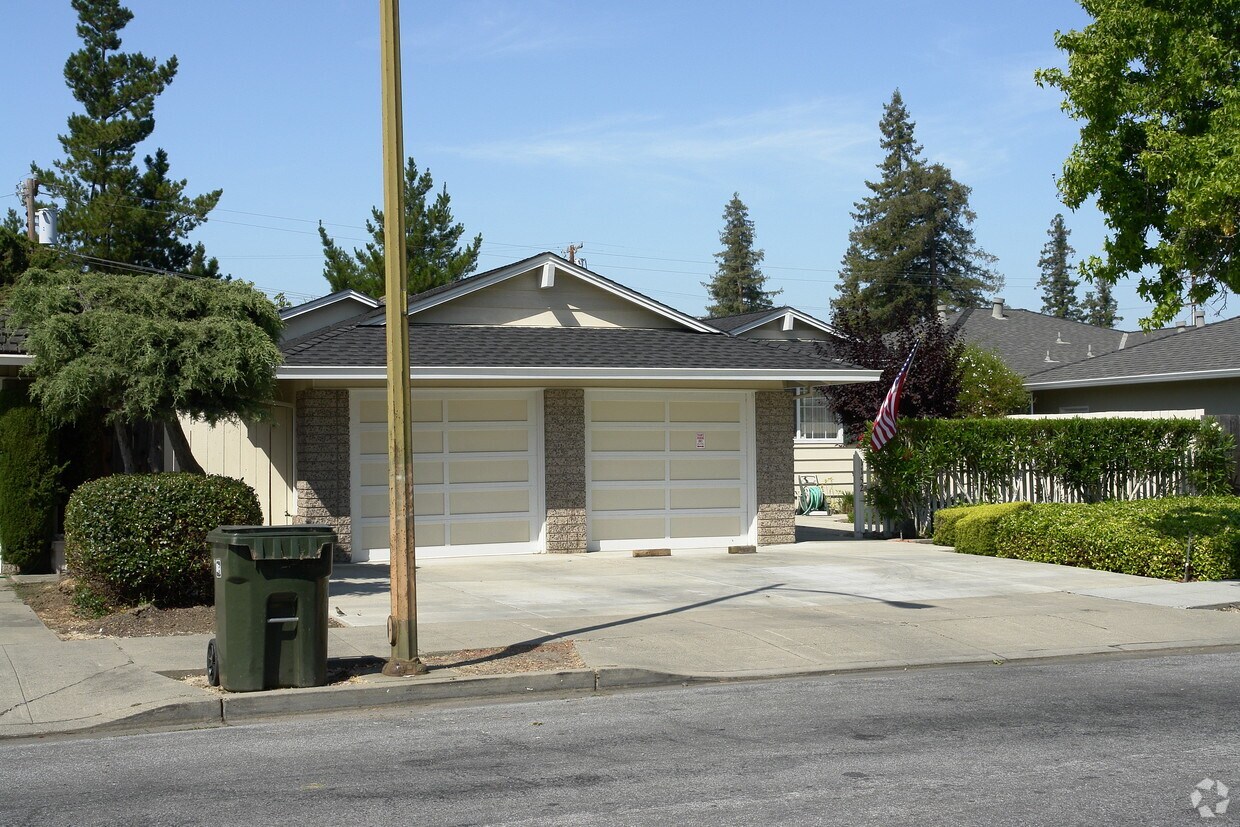 Primary Photo - 1152-1154 Sanchez Way