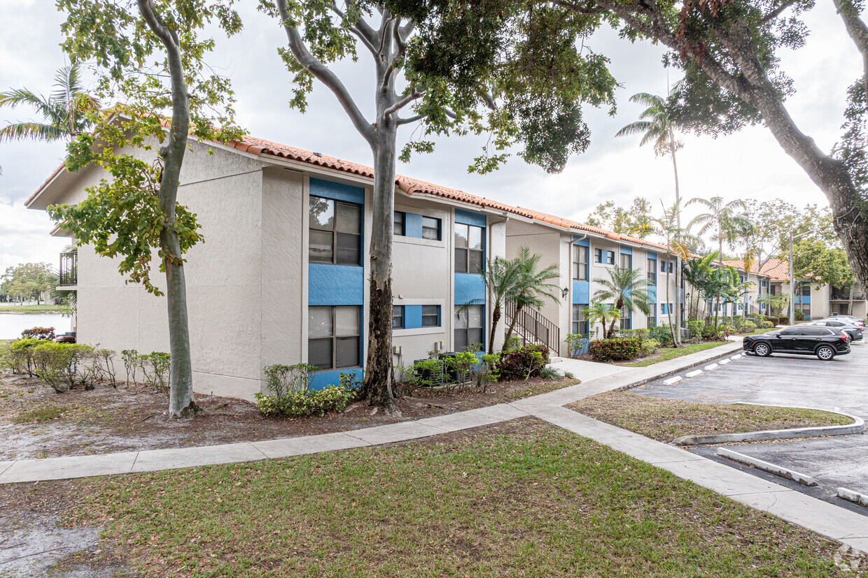 Primary Photo - Palm Beach Place