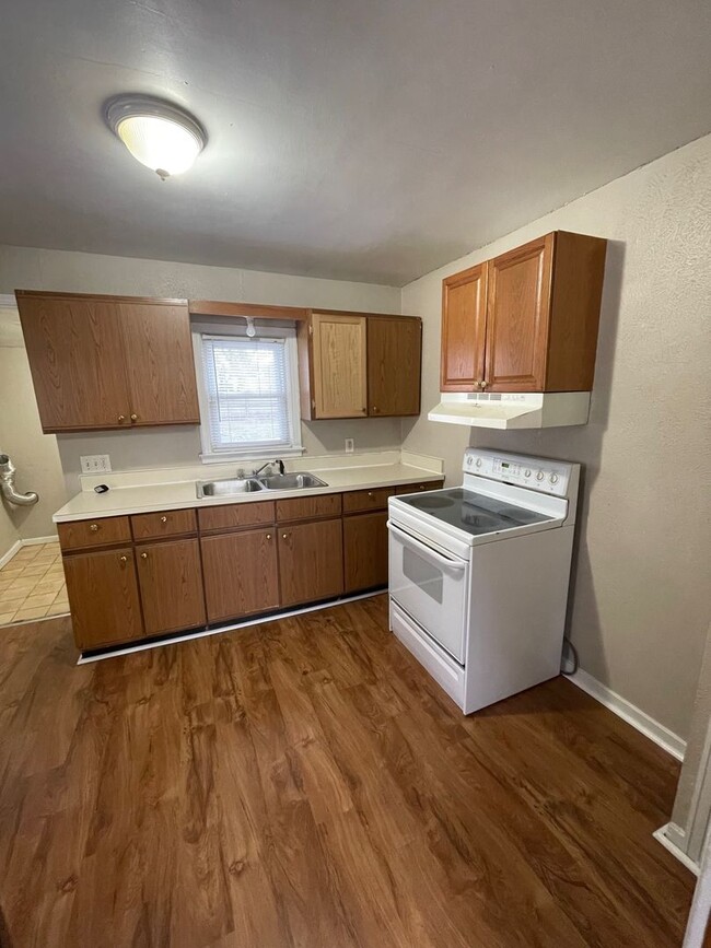 Building Photo - Lovely 2 Bedroom Southside Holland