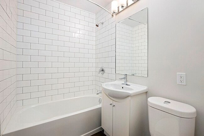 Photo du bâtiment - 3101 & 3111 Eglinton Ave E