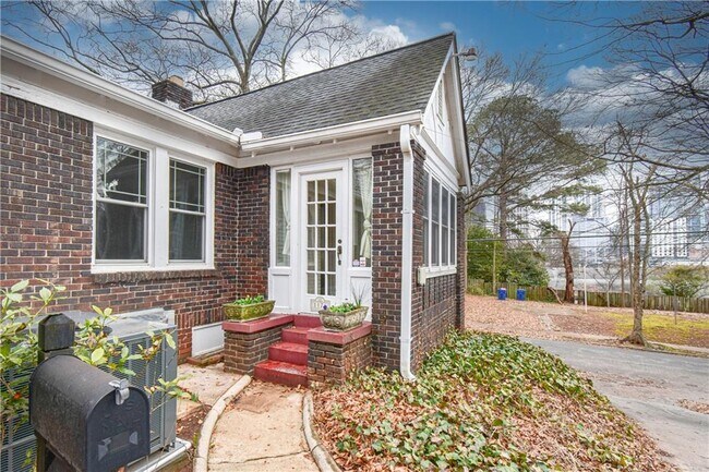 Foto del edificio - 1176 Holly St NW
