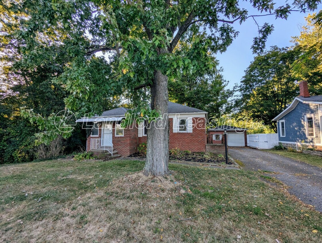 Primary Photo - Charming Brick Ranch in Keystone Schools o...