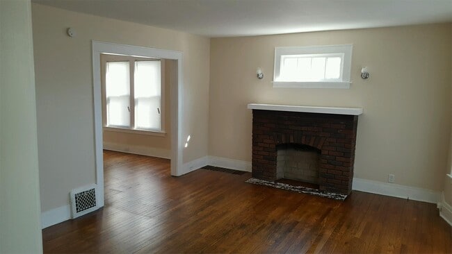 Building Photo - 206 Hall Ave