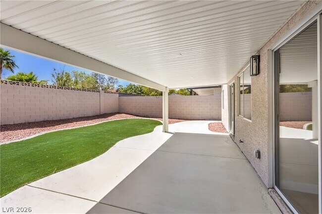 Foto del edificio - 8305 Windrush Ave